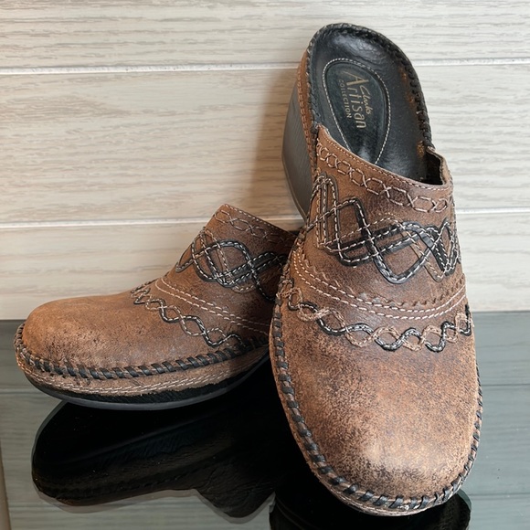Clarks Shoes - Clarks Artisan Brown Distressed‎ Stich Wedge Mules Clogs 8.5M